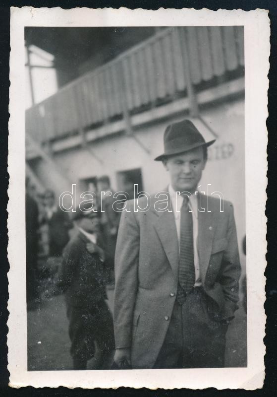 1943 Szusza Ferenc magyar válogatott labdarúgó, minden idők egyik leggólerősebb csatára, az Újpesti Dózsa játékosa, a Szusza Ferenc Stadion névadója. Apró gyűrődéssel. Fotó, 5,5x7,5