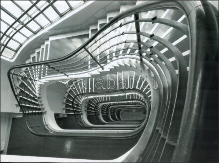 2021 Molnár Marcell (1989-): Pozsonyi úti lépcsőház (Budapest), fotó, hátoldalon feliratozva, 40×30 cm