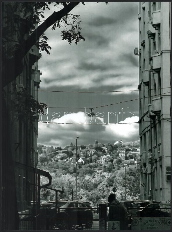 2021 Molnár Marcell (1989-): Kiút a városból, (Budapest), fotó, hátoldalon feliratozva, 40×30 cm