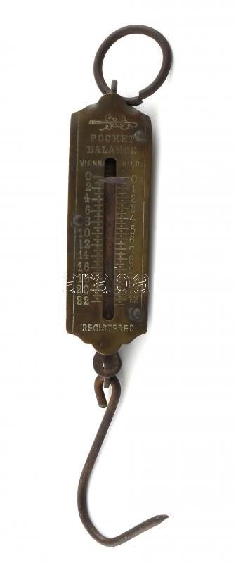 'Pocket Balance' antik rugós kézi mérleg, réz előlappal, korának megfelelő állapotban, h: 19 cm