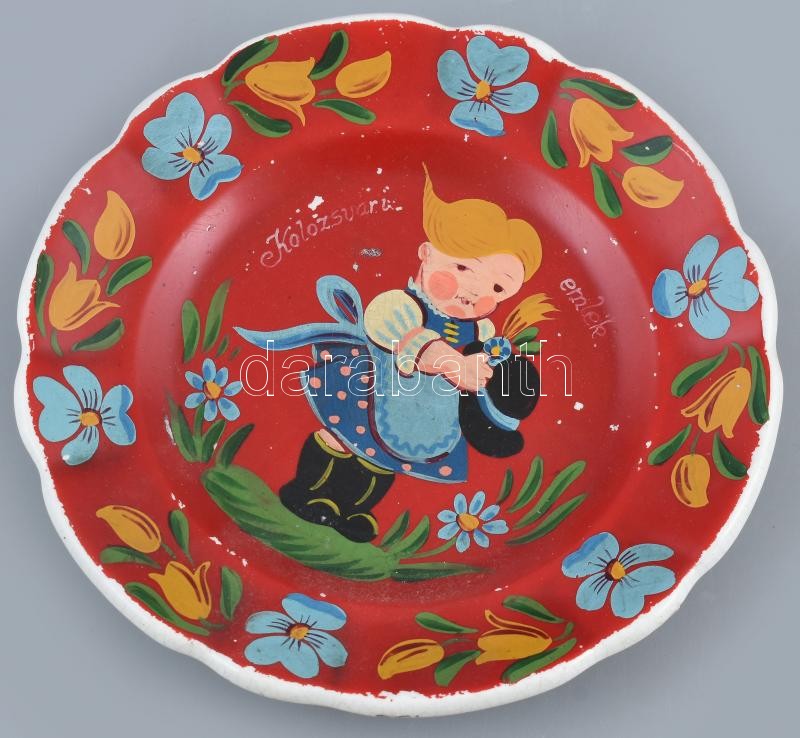Hollóházi régi kolozsvári emlék fajansz dísztányér, felirattal. Kézzel festett, jelzett, mázrepedésekkel d: 19 cm (Etikettel ellátott: PAX Kolozsvár Kossuth L. u. 5.)