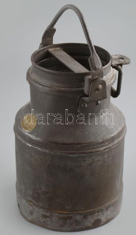 Mateócim, régi hordozható tejeskanna, kopott, 2L, jelzett, m:29cm (Mateóc Poprád településrésze Szlovákiában, az Eperjesi kerület Poprádi járásában. )