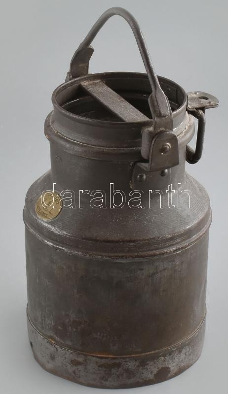 Mateócim, régi hordozható tejeskanna, kopott, 2L, jelzett, m:29cm (Mateóc Poprád településrésze Szlovákiában, az Eperjesi kerület Poprádi járásában. )