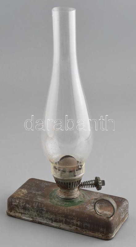 Régi hordozható petróleumlámpa, kopott, rozsdás, ép cilinderrel, m:31cm