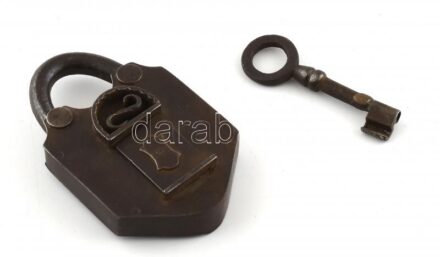 Antik trükkös lakat kulccsal, fém, korának megfelelő állapotban, 10,5x6,5 cm