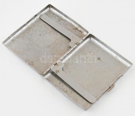 Retró fém cigarettatárca, kisebb deformációkkal, foltokkal, 10,5x8,5 cm