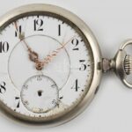 Régi fémtokos zsebóra, jelzett szerkezettel, sérült számlappal, nem működik, d: 49 mm
