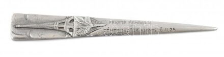 cca 1940-1950 'Fekete fémbetűs fémfeliratok, fémbetűk, fémszámok, monogramok, árjelzők' reklám feliratos fém levélbontó, az Eiffel-tornyot ábrázoló domborműves díszítéssel, h: 26,5 cm
