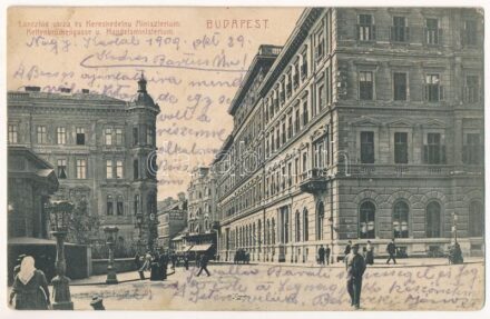 1909 Budapest I. Lánchíd utca, Kereskedelmi Minisztérium (Mindkét épület elpusztult a második világháborúban, '0' kilométerkő helye ma). Hátoldalon Schwarz Jakab 'Szolgáld ki magad!! Állandó képeslap kiállítás' reklámja (ázott