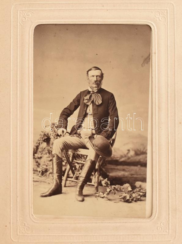 cca 1860-1870 Wekerle Sándor későbbi miniszterelnököt és más hasonló osztályú, azonosításra váró férfiakat és nőket ábrázoló fotók gyűjteménye 26 db vizitkártyát tartalmazó, korabeli, sérült fotóalbumban. - Image 2