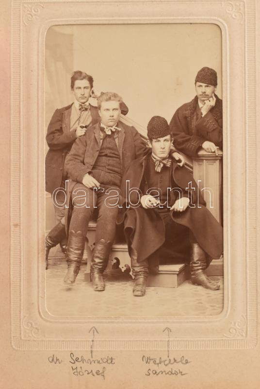 cca 1860-1870 Wekerle Sándor későbbi miniszterelnököt és más hasonló osztályú, azonosításra váró férfiakat és nőket ábrázoló fotók gyűjteménye 26 db vizitkártyát tartalmazó, korabeli, sérült fotóalbumban. - Image 3