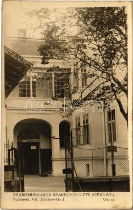 Budapest VII. Szabómunkások Szakegyesülete székháza, udvar, 'Szemét, hulladék bedobása itt' és 'A kijárat előtt álldogálni tilos' táblák. Almássy tér 2. photo