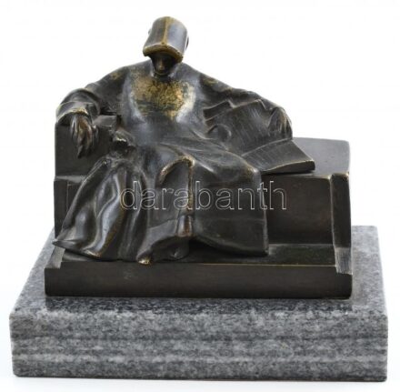 Jelzés nélkül: Anonymous. Öntött, patinázott bronz, márvány talapzaton, m: 16cm