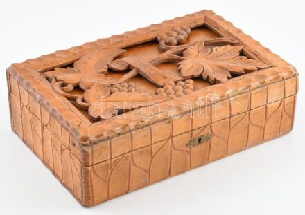 Szőlős, faragott fadoboz, kopott, 25x17x9cm