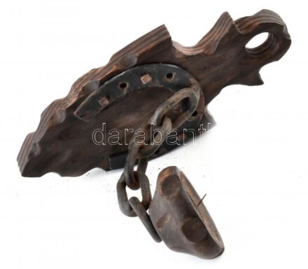 Faragott fa gyertyatartó, h: 23 cm