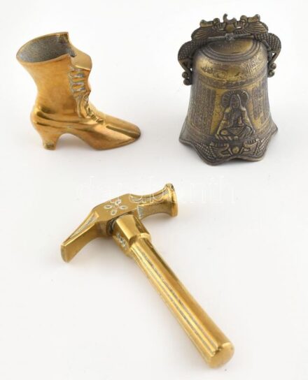3db fém tárgy, réz kalapács h:12cm, réz csizma, m:7cm, fém harang, nyelv nélkül m:9cm, sérült.