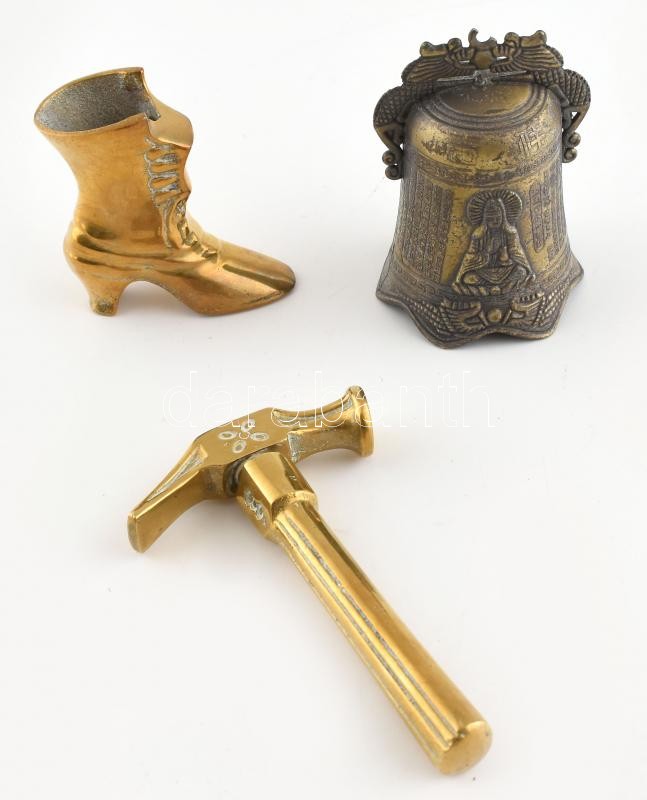 3db fém tárgy, réz kalapács h:12cm, réz csizma, m:7cm, fém harang, nyelv nélkül m:9cm, sérült.