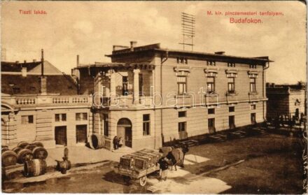 1913 Budapest XXII. Budafok, M. kir. pincemesteri tanfolyam, tiszti lakás, boroshordók az udvaron, Cz. Lajos lovaszekere (EK)
