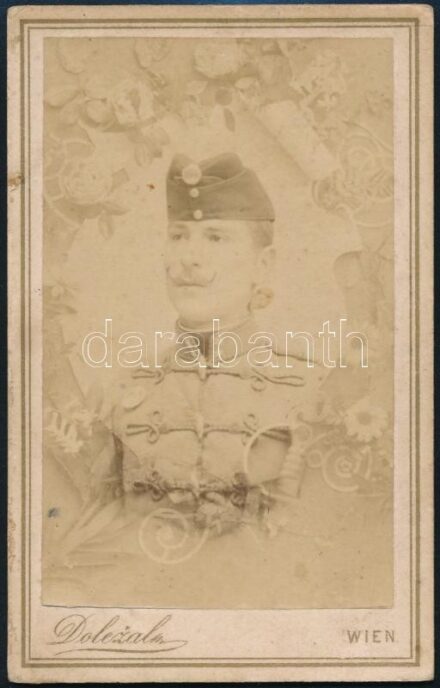 cca 1880 Katonaportré, keményhátú fotó Dolezal bécsi műterméből, 10,5×6,5 cm