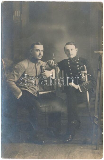 cca 1910-1920 Katonapajtások, fotólap, 13,5×9 cm