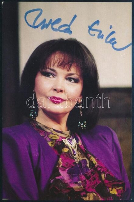 Urbán Erika színésznő aláírása az őt ábrázoló képen