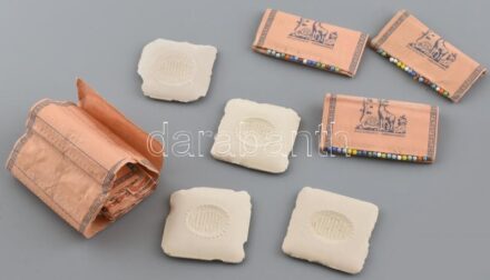 Régi Kürthy szabászkréta és német gombostűkészletek eredeti csomagolással.