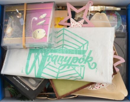 Bolhapiac tétel sokféle tárggyal, benne árcédulával