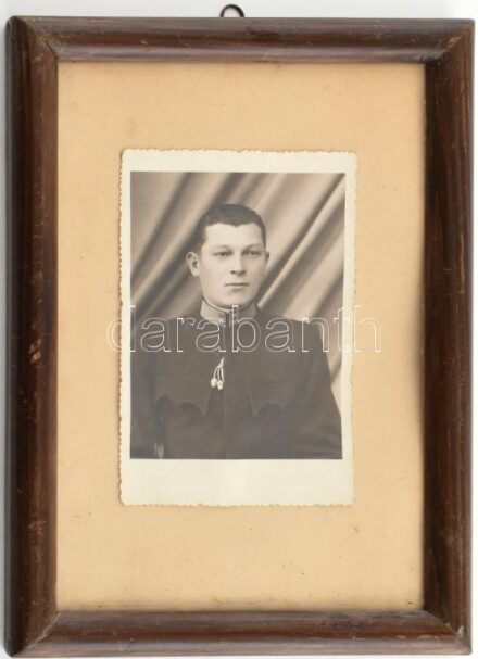 cca 1930 Katona fotója üvegezett keretben. Keret 17x23 cm