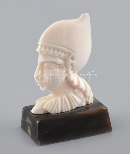 Csont fej figura talapzaton, m: 6 cm