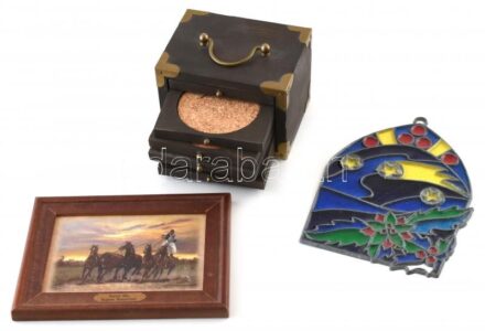 Kis bolha tétel: poháralátétek szekrénykében, színes fali kép, kis nyomat keretben