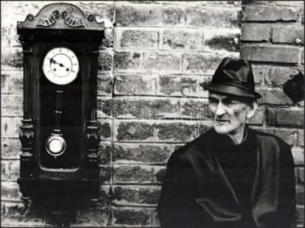 Gyertyás László (1947-1994): Múló idő. Nagyméretű művészfotó, hátoldalán feliratozott, több (magyar és külföldi) pecséttel jelzett, sarkain apró lyukakkal / kis sérüléssel, 40x30 cm
