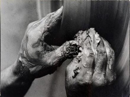 Gyertyás László (1947-1994): Fazekas. Nagyméretű művészfotó kartonon, hátoldalán feliratozott, 39,5x29,5 cm