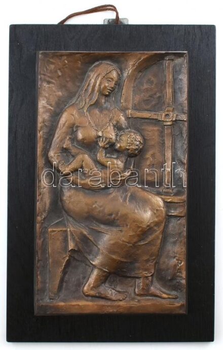 Pató Róza (1934-2018): Anya gyermekével. Bronz plasztika, fa alapon, jelzett, falra akasztható, 28x16,5 cm (teljes méret: 35x23 cm)