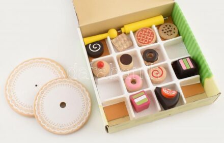 Pastries, 12 darabos fából készült hiánytalan játék süteményes készlet emeletes tálalóval, eredeti dobozában.