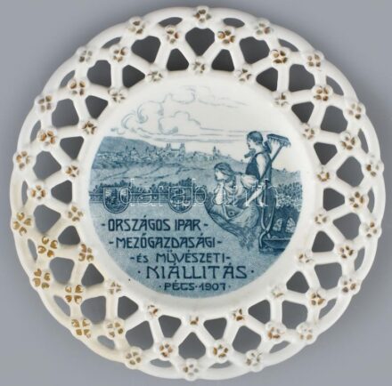Zsolnay áttört fajansz dísztányér, 'Országos Ipar- Mezőgazdasági és Művészeti Kiállítás Pécs 1907' alkalmi mintával. Részben kézzel festett, jelzett (benyomott Zsolnay Pécs), kisebb kopásnyomokkal, apró lepattanással, a máz