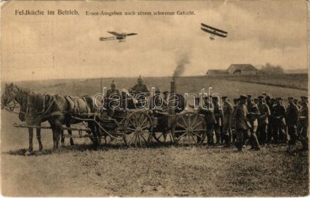 Feldküche im Betrieb. Essen-Ausgeben nach einem schweren Gefecht / WWI German military, field kitchen (EK)
