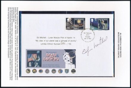 Edgar Mitchell (1930-) amerikai űrhajós aláírása Holdraszállás számozott emlékborítékon / Signature of Moon landing American astronaut on cover