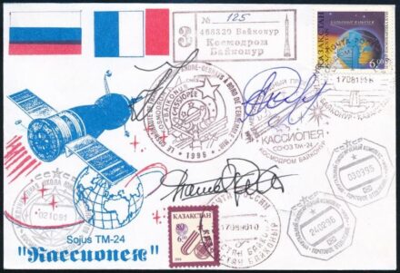 Szojuz Tm-22 Szergej Avgyejev (1956- ), Jurij Gidzenko (1962- ) orosz és Thomas Reiter (1958- ) német űrhajósok aláírásai sorszámozott emlékborítékon / Signatures of Sergei Avdeyev (1956- ), Yuriy Gidzenko (1962- ) Russian and Thomas