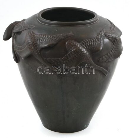Japán váza. Öntött, patinázott bronz. Felületén relief japán daru madarak. Japán, Meiji-kor, 1900 körül. Jelzett. m: 20 cm, d: 20 cm