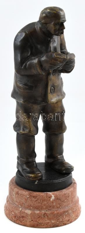 Szamosi Imre (1887-1965): Olvasó férfi. Bronz, jelzett, márvány talapzat, m: 27 cm