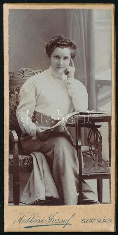 cca 1900 Olvasó hölgy, keményhátú fotó Hollósi József szatmári műterméből, kisméretű vizitkártya, 8x4 cm