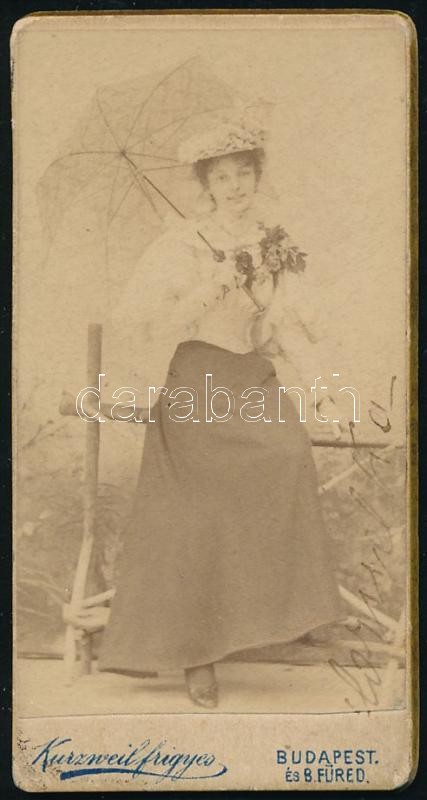 cca 1890-1900 Fiatal hölgy napernyővel, keményhátú fotó Kurzweil Frigyes műterméből, kisméretű vizitkártya, 7,5x4 cm
