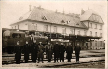 1938 Rimaszombat, Rimavska Sobota; vasútállomás a bevonulás után, 'Mindent vissza!' irredenta felirat, MÁV 376. sorozatú gőzmozdonya és vasutasok / railway station after the entry of the Hungarian troops, railwaymen and locomotive. Weizer