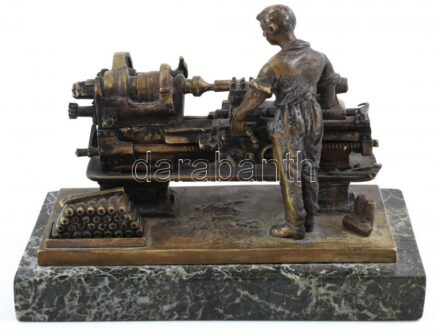Carl Kauba (1865-1922) 'A Mechanikus' Bronz, patinával. Téglalap alakú talapzat zöld márványból, fehér erezettel. Jelezve 'KAUBA.C' és 'Schuch L.Utoda' 16 x 8 x 13 cm Carl Kauba 1865. augusztus 13-án született Bécsben. A gyűjtők ma