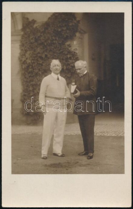 1930 Bayreuth, Siegfried Wagner (1869-1930) német zeneszerző, karmester és Arturo Toscanini (1867-1957) olasz karmester, hátoldalán feliratozott fotólap, 13,5x8,5 cm / Siegfried Wagner (1869-1930) German composer, conductor and Arturo