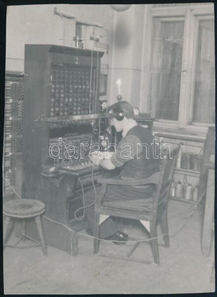 cca 1943 Bp., a Ferencvárosi Telefonközpont kezelője, Tiszavölgyi József pecséttel jelzett fotója, 16,5x12 cm