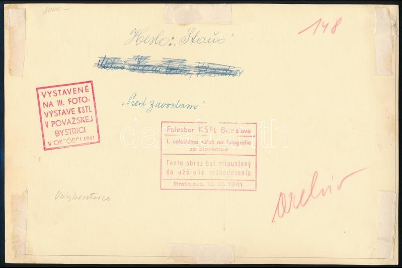 1941 Vágbeszterce, lóverseny előkészületei, hátoldalán feliratozott, pecséttel jelzett, nagyméretű sajtófotó, 29x19 cm / Povazská Bystrica, preparations of a horse race, large-size press photo, 29x19 cm - Image 2