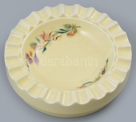 Zsolnay virág mintás hamutálka. Kézzel festett, jelzett, erősen kopott d: 15 cm, m: 4 cm