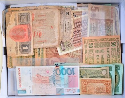 Tartalmas, több mint 450db-os magyar és külföldi bankjegytétel, legtöbbje gyenge tartású! Közte a teljesség igénye nélkül: Guyana DN (1966-1992) 10$ + Szlovénia 1992-1997. 10T-1000T (15db, 7xklf, 4db 1000-es címlet) + Németország /