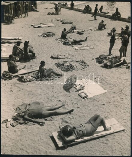 cca 1938 Escher Károly (1890-1966) fotóriporter és fotóművész pecsétjével jelzett vintage fotó (napozók), ezüstzselatinos fotópapíron, 15,3x12,8 cm